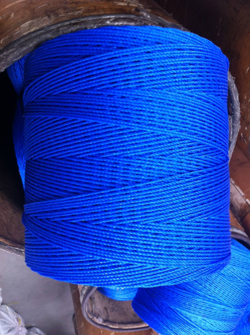 Large blue polypropylene twine roll, full-drum supply